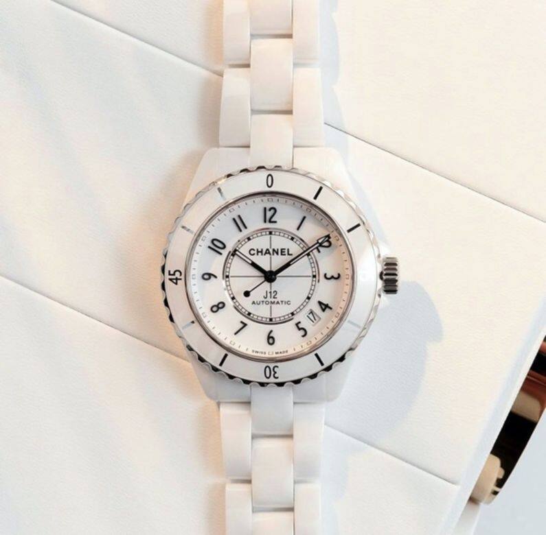 Coco Chanel認為黑與白代表一切,服裝世界如是,腕錶世界亦如是,於是在2003年洐 Coco Chanel認為黑與白代表一切,服裝世界如是,腕錶世界亦如是,於是在2003年洐