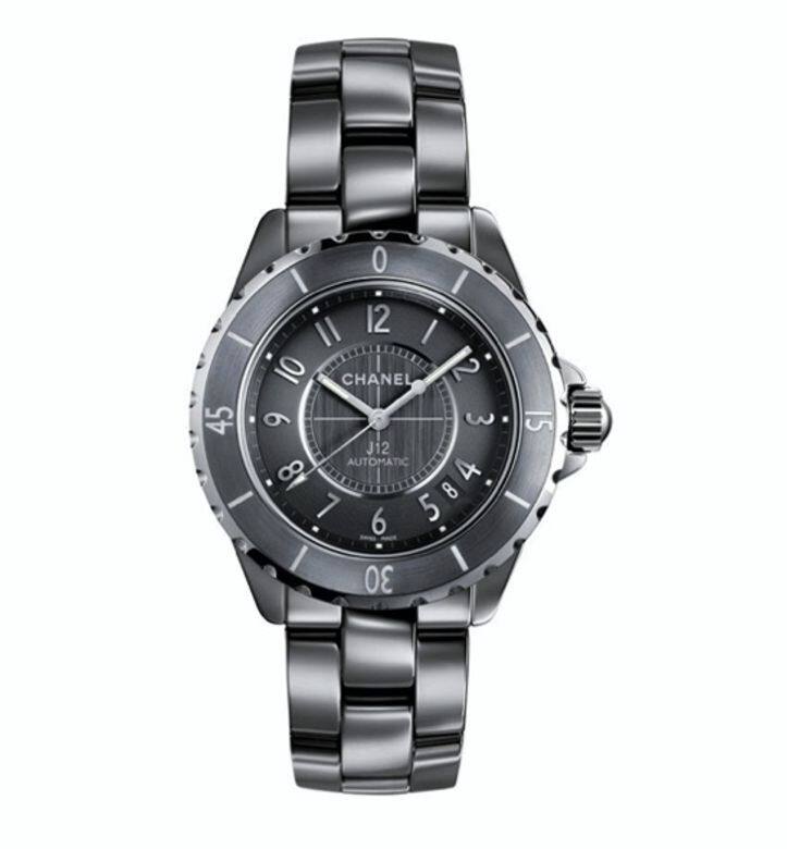 多年來,Chanel J12在材質上以能折射色彩的鈦陶瓷、在機芯上以陀飛輪、在創 多年來,Chanel J12在材質上以能折射色彩的鈦陶瓷、在機芯上以陀飛輪、在創
