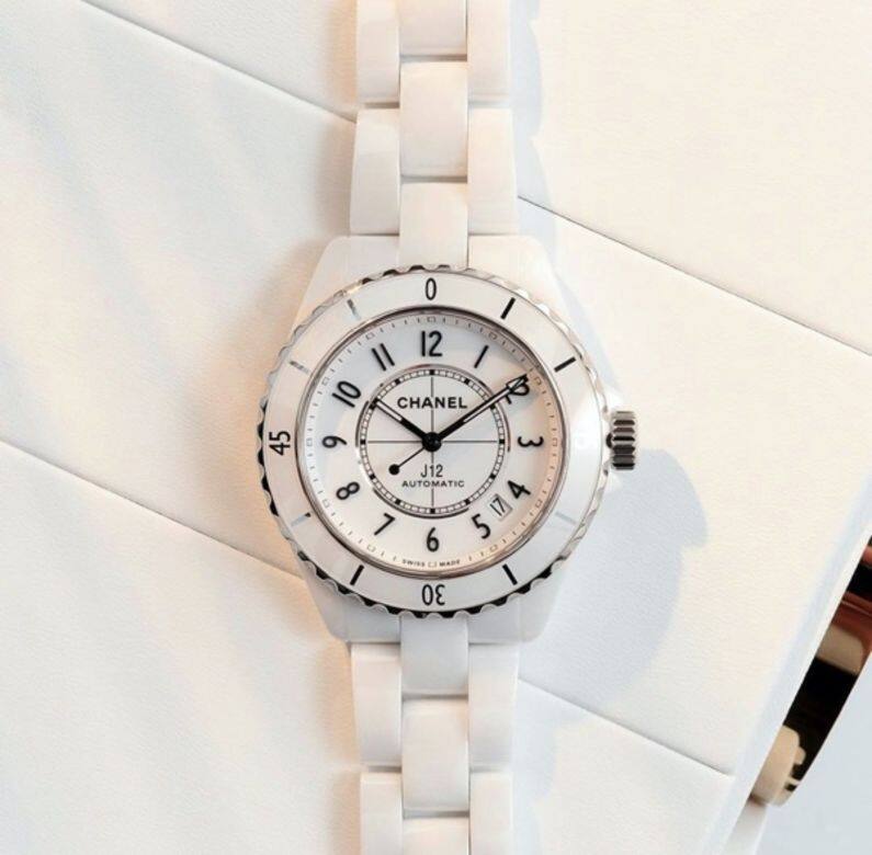 Coco Chanel認為黑與白代表一切，服裝世界如是，腕錶世界亦如是，於是在2003年洐
