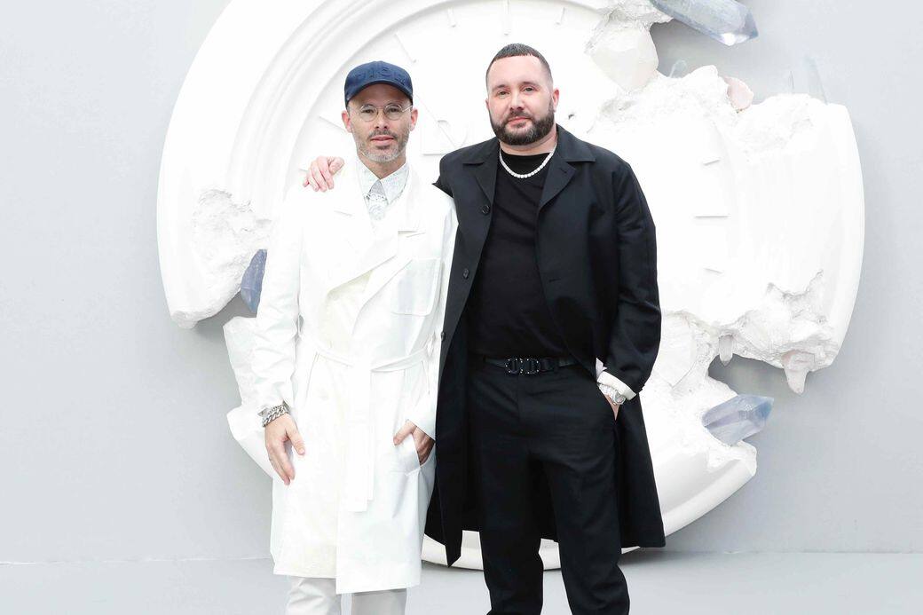 本身對藝術作品為之着迷的Jones,在入主 Dior 的首季,不忘發揮其「跨界本色」,先 本身對藝術作品為之着迷的Jones,在入主 Dior 的首季,不忘發揮其「跨界本色」,先