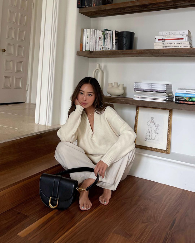 身兼時尚設計師的美國人氣部落客Aimee Song，以寬鬆米色針織套裝，搭上經典