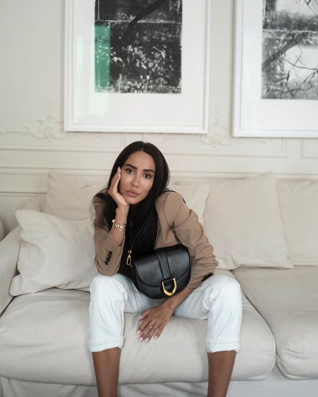 倫敦時尚部落客Tamara Kalinic以奶茶色西裝外套，肩揹黑色Gabine袋，時尚幹練。Photo: Instagram@tamara