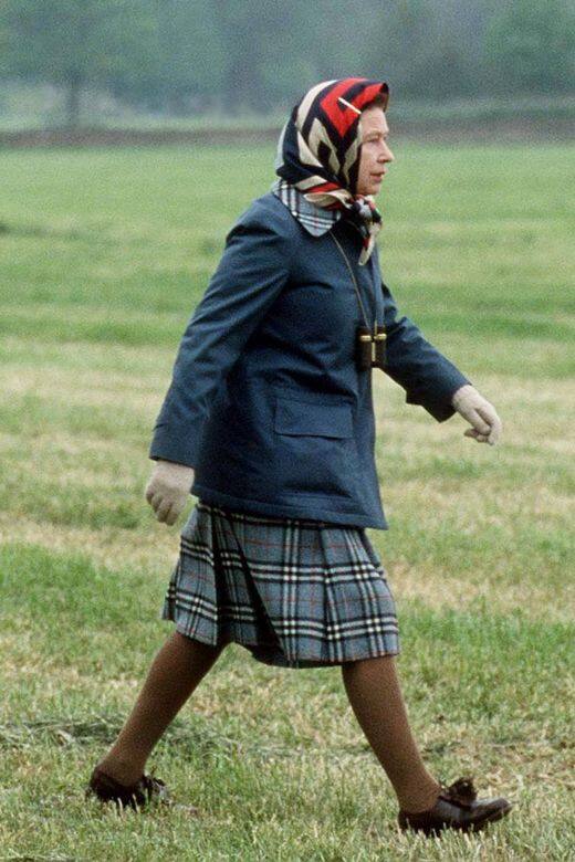 身穿經典「蘇格蘭格紋」(tartan)的英女王配色也很大膽,根本不管頭巾跟底下的 身穿經典「蘇格蘭格紋」(tartan)的英女王配色也很大膽,根本不管頭巾跟底下的