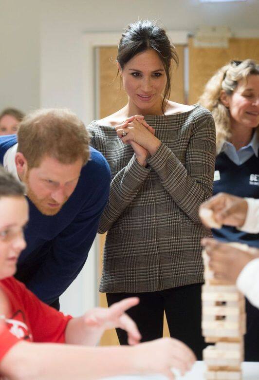梅根身上這件上衣的格紋叫做「威爾斯格紋」(Prince of Wales plaid),是「葛倫格紋」(Glen check)和 梅根身上這件上衣的格紋叫做「威爾斯格紋」(Prince of Wales plaid),是「葛倫格紋」(Glen check)和