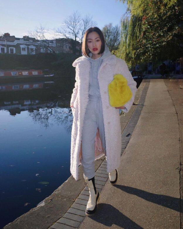 在穩陣的黑色Chelsea Boots以外,挑選淺色調短靴可有助打造別具個性的秋冬造 在穩陣的黑色Chelsea Boots以外,挑選淺色調短靴可有助打造別具個性的秋冬造