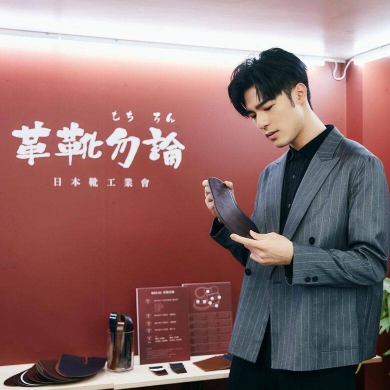 黑色裇衫和西褲配上間條短款孖襟西裝褸,略帶闊身的剪裁,是日本年輕 黑色裇衫和西褲配上間條短款孖襟西裝褸,略帶闊身的剪裁,是日本年輕