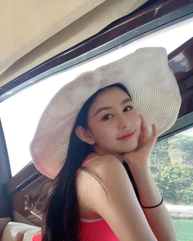 頭戴闊邊草帽的沈月在游艇上自拍,18歲的少女青春又嬌悄,好看極了。 頭戴闊邊草帽的沈月在游艇上自拍,18歲的少女青春又嬌悄,好看極了。