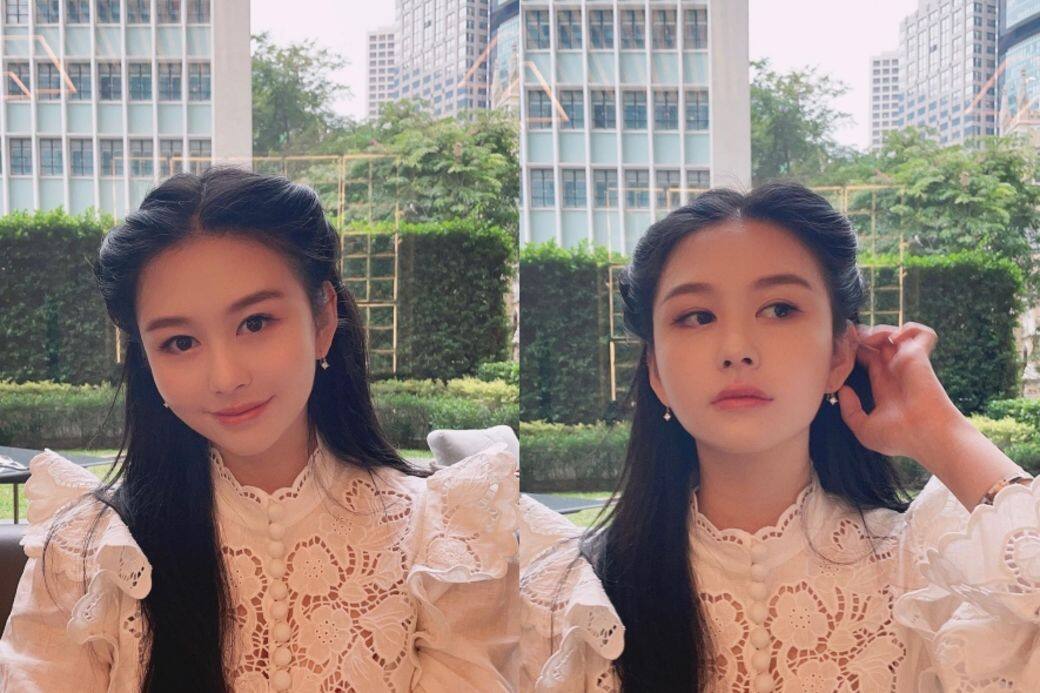 這件白色喱士上衣與沈月的清純仙子氣質十分合襯,流露乖巧可人的少 這件白色喱士上衣與沈月的清純仙子氣質十分合襯,流露乖巧可人的少