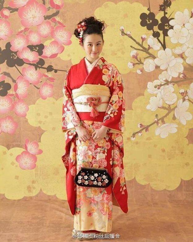 穿上和服的沈月,完全表現了什麼叫青春無敵。集可愛、漂亮與時尚於一身 穿上和服的沈月,完全表現了什麼叫青春無敵。集可愛、漂亮與時尚於一身