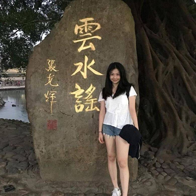 當時只有15歲的沈月,其實與很多年青人一樣,很愛簡單的tee與牛仔短褲 當時只有15歲的沈月,其實與很多年青人一樣,很愛簡單的tee與牛仔短褲