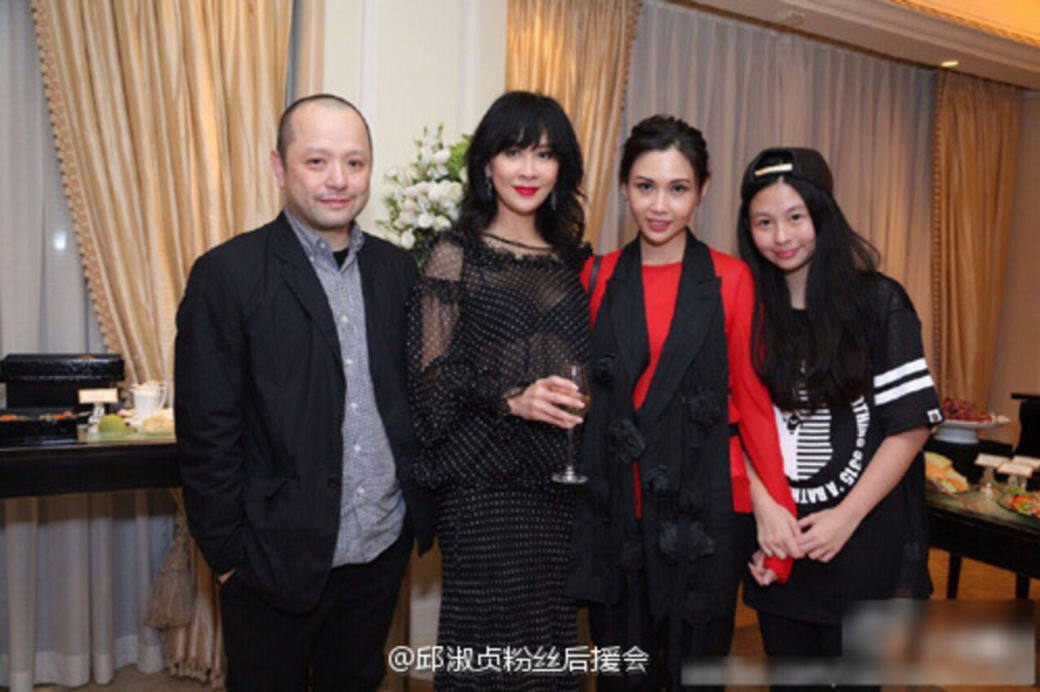 只要在媽媽身邊,沈月好像又回到了少女,常與媽媽牽手逛街的她,可以感 只要在媽媽身邊,沈月好像又回到了少女,常與媽媽牽手逛街的她,可以感