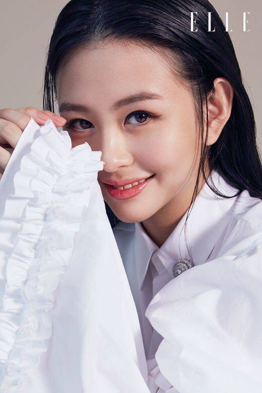 沈月破天荒應邀為《ELLE 》香港版12 月號進行封面拍攝,年僅18歲的她舉手投 沈月破天荒應邀為《ELLE 》香港版12 月號進行封面拍攝,年僅18歲的她舉手投