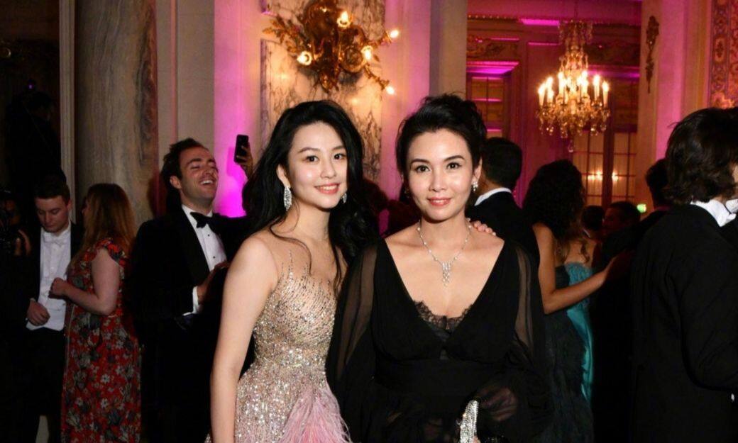 邱淑貞和女兒沈月獲邀出席巴黎名媛舞會,兩母女的合照令人不禁驚嘆 邱淑貞和女兒沈月獲邀出席巴黎名媛舞會,兩母女的合照令人不禁驚嘆