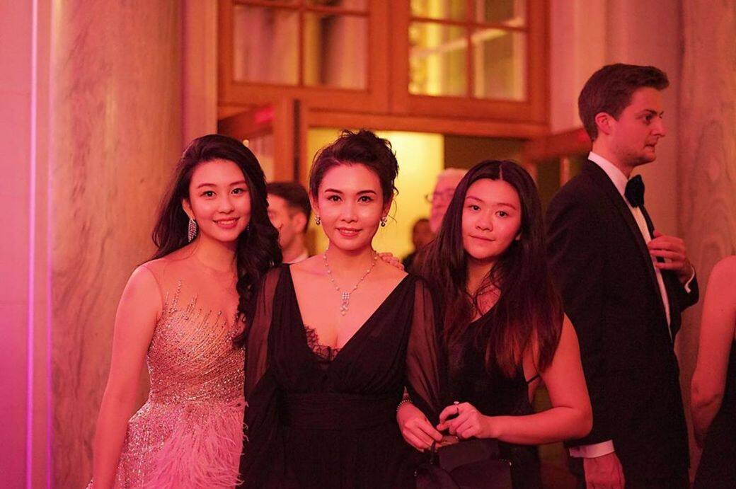 再一張邱淑貞和沈月的合照 再一張邱淑貞和沈月的合照