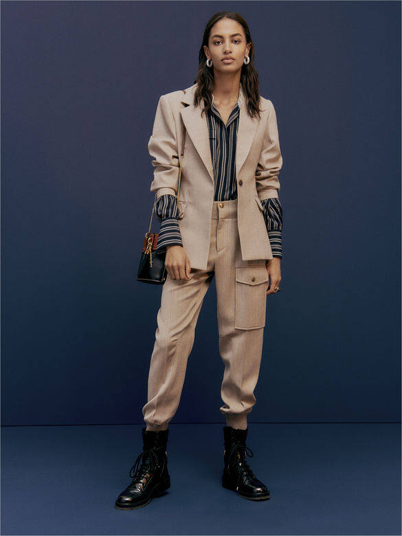 一如Natacha Ramsey Levi 鍾愛的瀟洒形廓,Chloé 本季為西裝套裝加入工裝風格,把機能性 一如Natacha Ramsey Levi 鍾愛的瀟洒形廓,Chloé 本季為西裝套裝加入工裝風格,把機能性