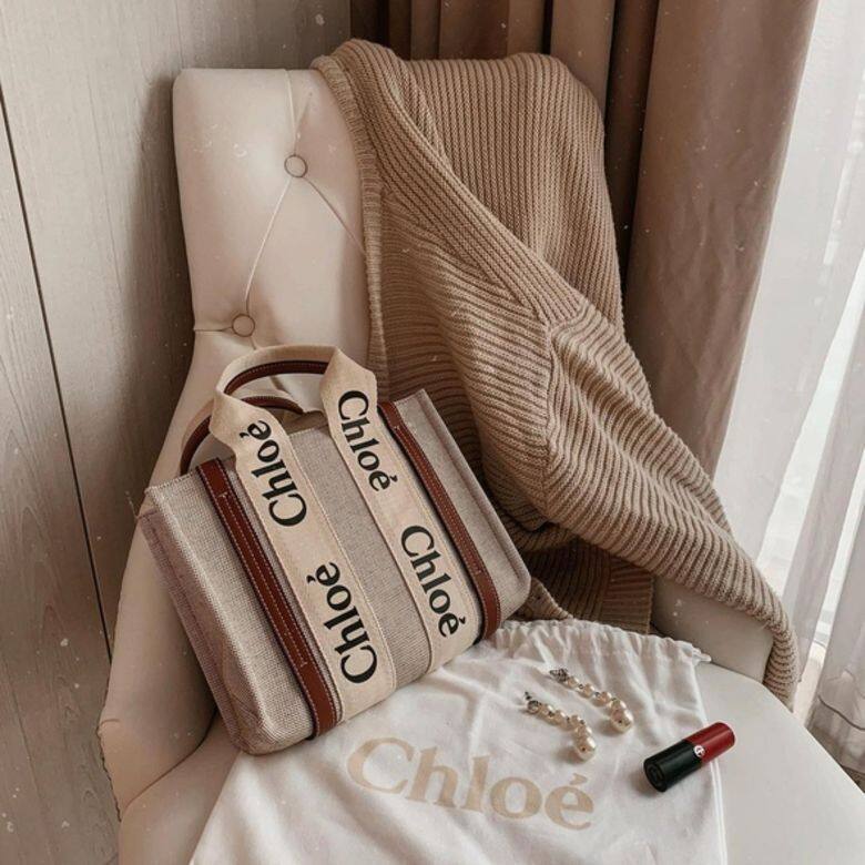 Chloé Woody帆布tote bag初推出時曾引來搶購潮,不同大小設計適合不同身形的女 Chloé Woody帆布tote bag初推出時曾引來搶購潮,不同大小設計適合不同身形的女