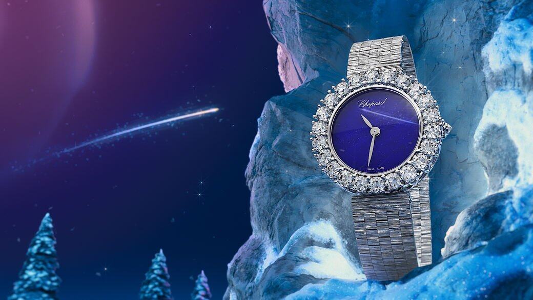 在雪山山壁上，L’Heure du Diamant腕錶散發着奢華氣質與青春活力，錶圈上一輪重