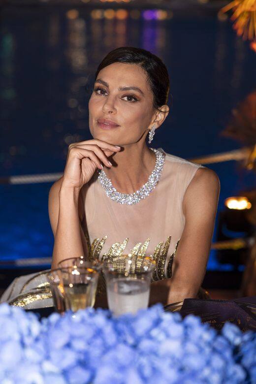 羅馬尼亞女演員兼模特兒的白金鑽石項鏈在燈光下綻放閃爍光芒，令人