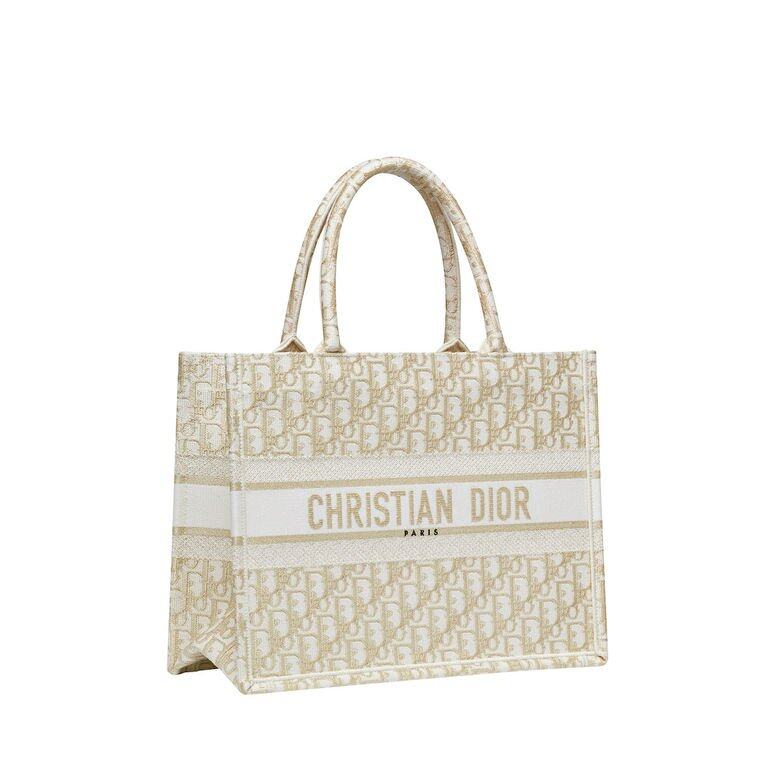 Dior Book Tote 手挽袋是 Dior 創意總監 Maria Grazia Chiuri 設計的原創款式,現已成為 Dior 美學的 Dior Book Tote 手挽袋是 Dior 創意總監 Maria Grazia Chiuri 設計的原創款式,現已成為 Dior 美學的