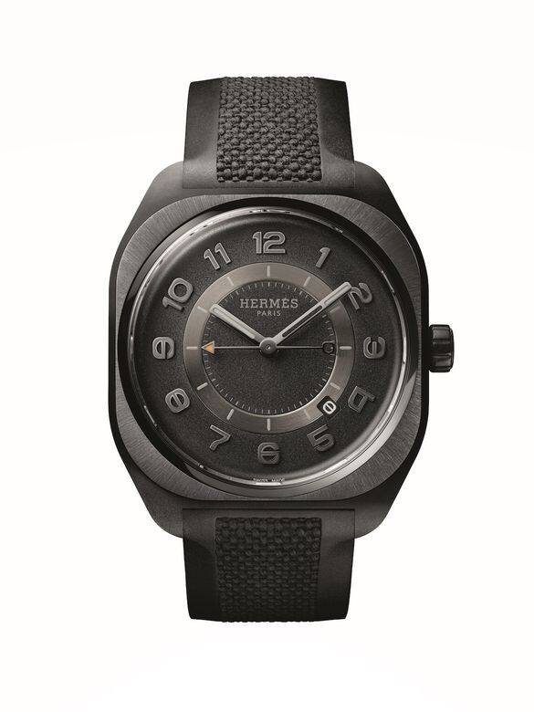 Hermès H08 的運動風格腕錶融合了流暢的線條,圓形錶盤由邊緣柔軟的錶 Hermès H08 的運動風格腕錶融合了流暢的線條,圓形錶盤由邊緣柔軟的錶