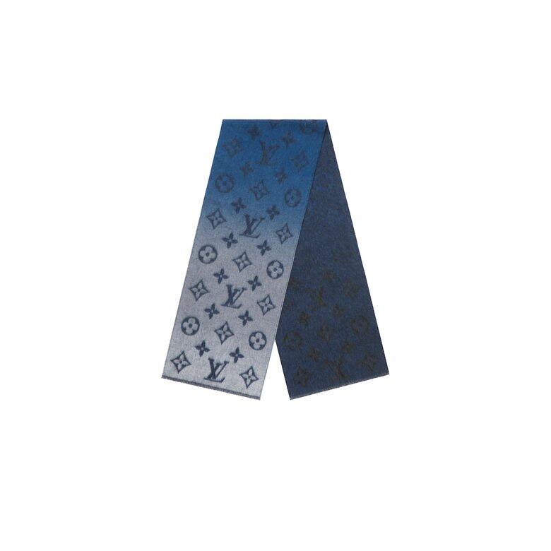 這款Monogram Dawn to Dusk圍巾以100%山羊絨製作,以漸變色調綴滿稍大的Monogram圖案提花 這款Monogram Dawn to Dusk圍巾以100%山羊絨製作,以漸變色調綴滿稍大的Monogram圖案提花