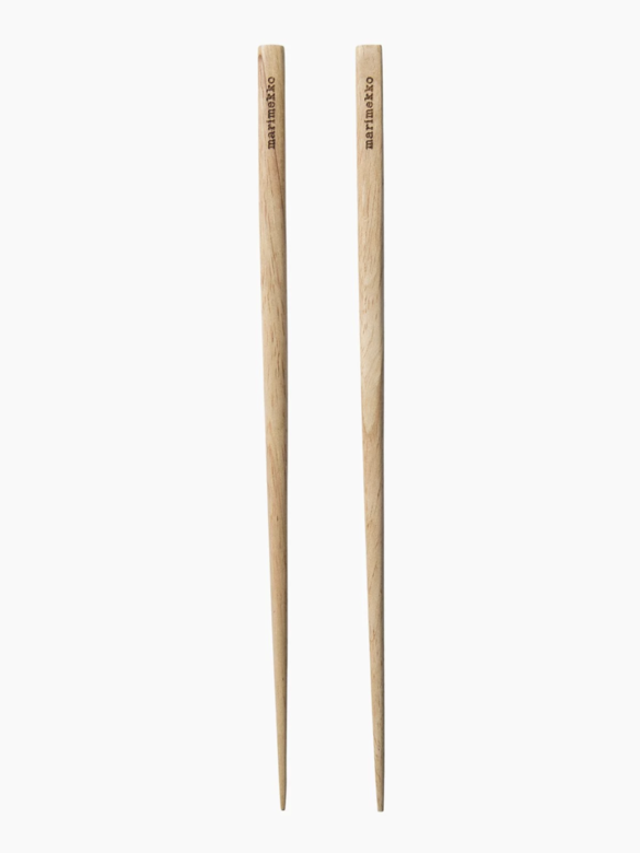 注重環保的現代人當然要自備筷子和餐具，這套包括兩雙橡膠木筷子，刻
