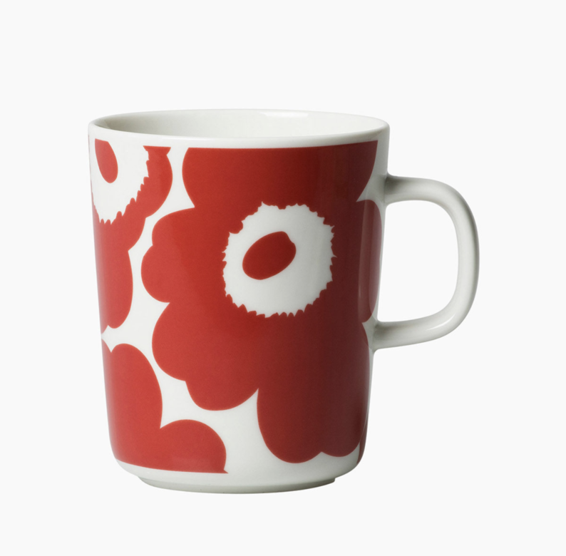 Oiva馬克杯具有白色和紅色的Unikko（罌粟）圖案，可以放進洗碗機、烤箱、微波爐和