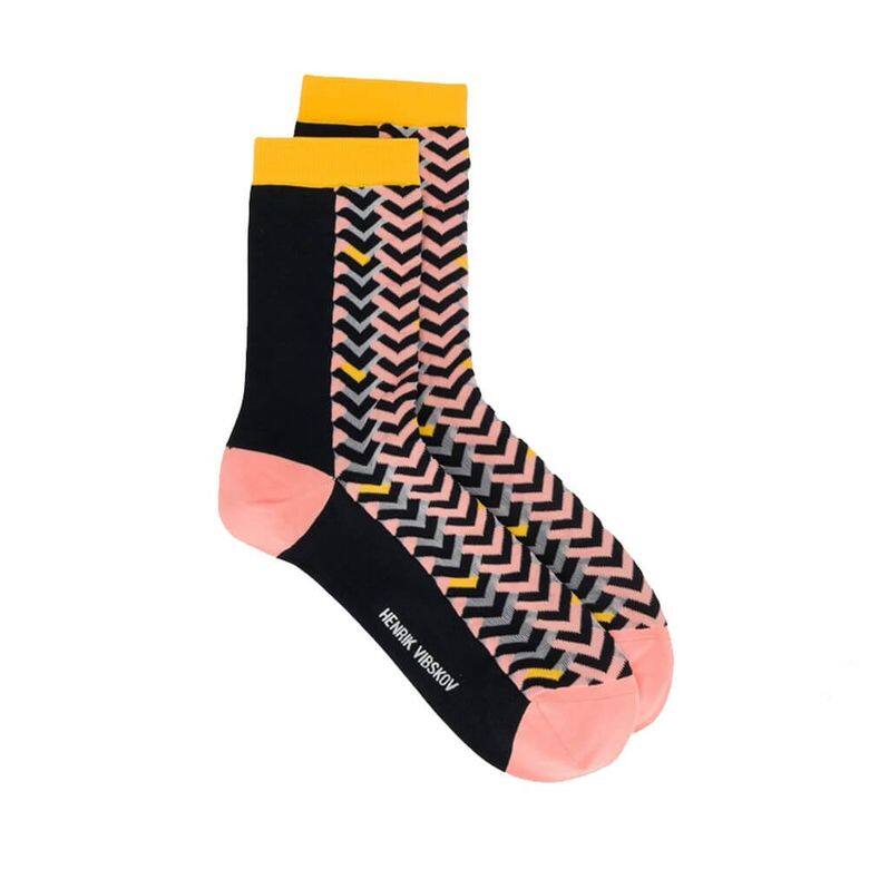 Henrik Vibskov的設計點綴著不尋常的圖案和紋理，這款襪子的特色是羅紋針織細