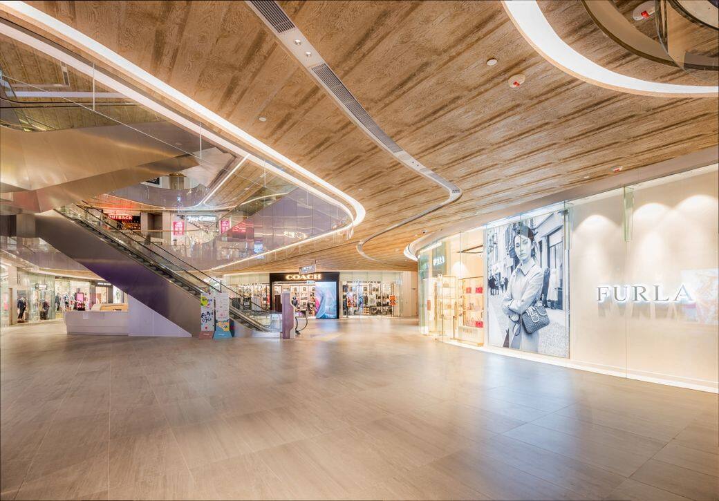 一直以來,東薈城都是香港為人熟悉的名店倉,知名品牌多不勝數,折扣亦 一直以來,東薈城都是香港為人熟悉的名店倉,知名品牌多不勝數,折扣亦