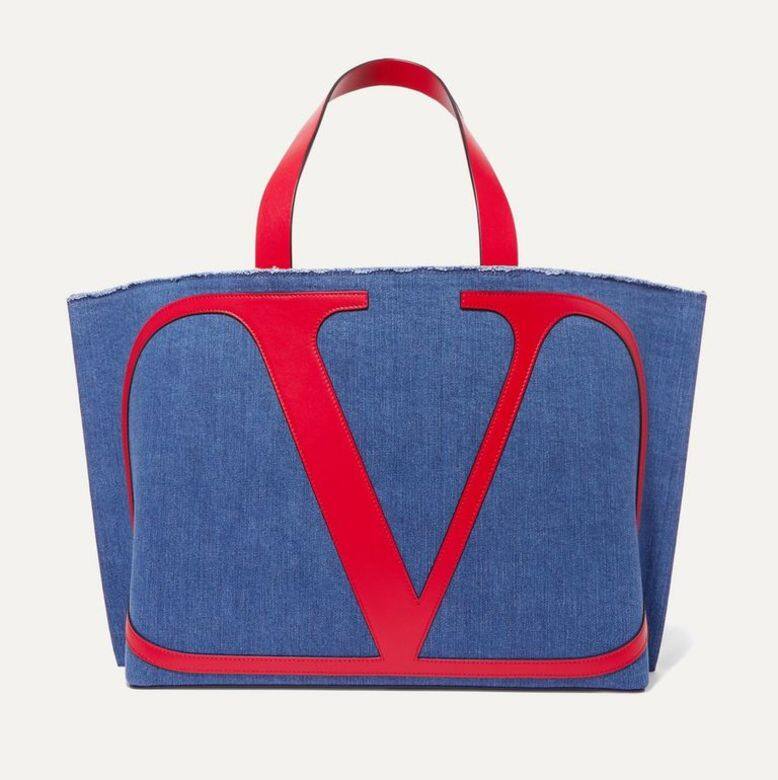 鮮紅色的V字Logo與手抱與藍色手袋形成對比，十分搶眼。