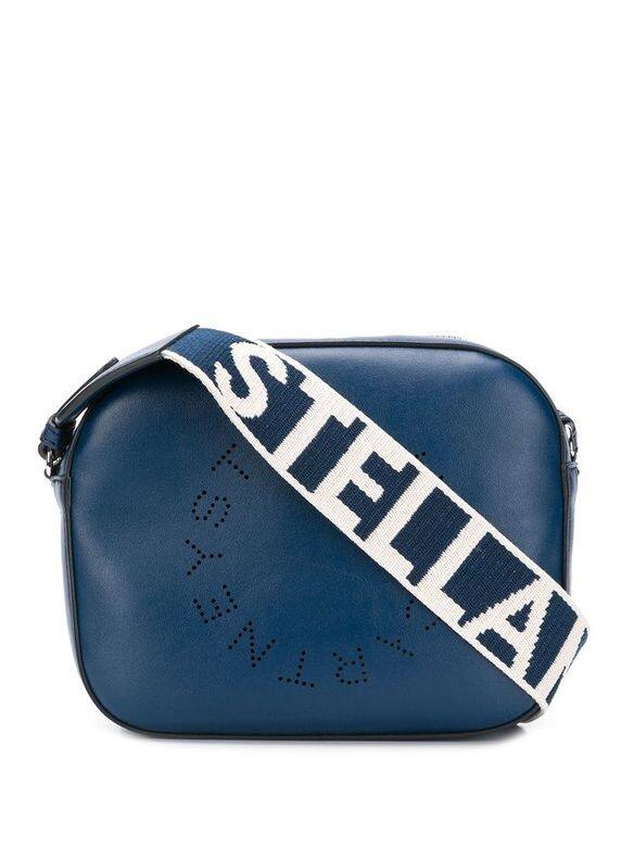 海軍藍的相機袋，將Stella McCartney的標誌性Logo印在手袋面，而肩帶更以藍白的對比