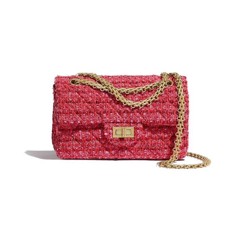 Chanel 2.55牛仔布手鏈袋,將染上今季大熱Pantone珊瑚色的牛仔布縫製手袋,的確 Chanel 2.55牛仔布手鏈袋,將染上今季大熱Pantone珊瑚色的牛仔布縫製手袋,的確