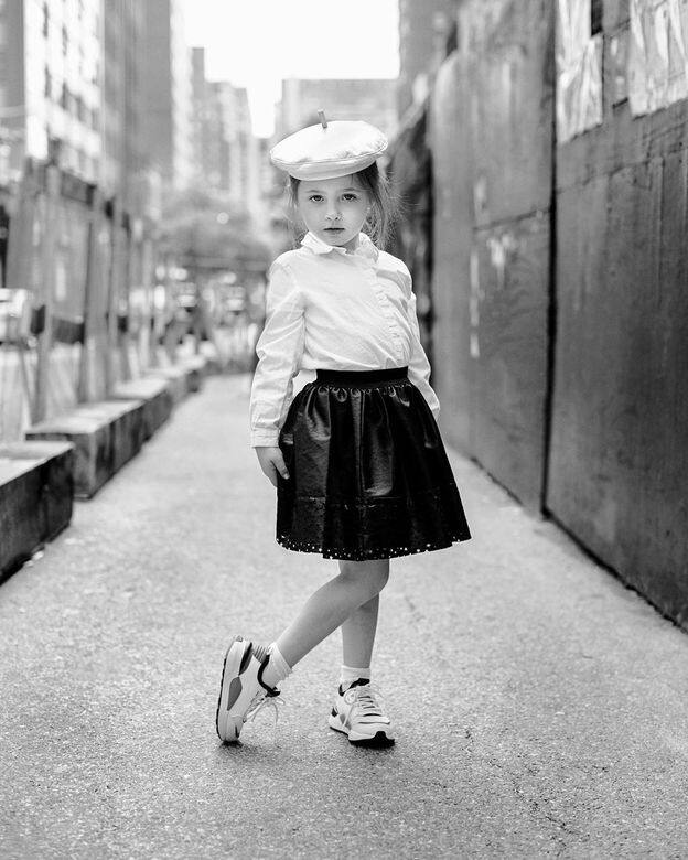 看看Ioni Conran的街拍，年紀輕輕的她非常善於擺Pose，照片散發著滿滿的模特兒