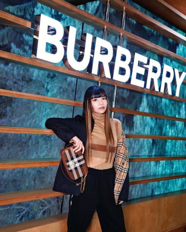 在參賽時So Ching因超強人氣,已獲Burberry邀請出席活動。她穿上卡其色樽領內衣 在參賽時So Ching因超強人氣,已獲Burberry邀請出席活動。她穿上卡其色樽領內衣