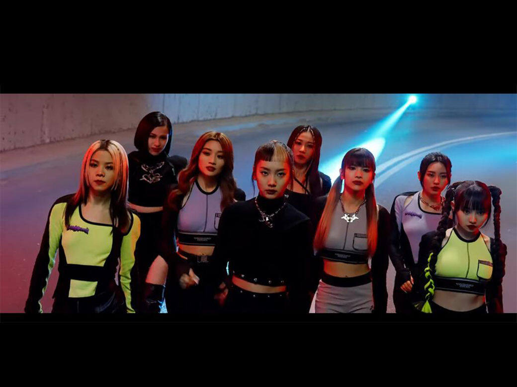 COLLAR首個MV《Call My Name!》造型拆解 未來感緊身衣LISA與蔡依林都穿過這個品牌 COLLAR首個MV《Call My Name!》造型拆解 未來感緊身衣LISA與蔡依林都穿過這個品牌