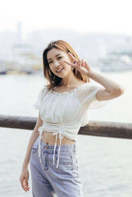 Candy的私服休閒造型就清新少女風得多了。牛仔褲襯白色透視cropped top,束繩設 Candy的私服休閒造型就清新少女風得多了。牛仔褲襯白色透視cropped top,束繩設