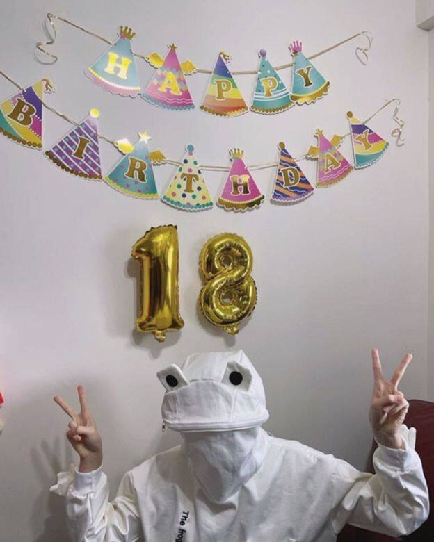 Candy在18歲時,說穿起這件白色青蛙衛衣的是「Reality」的自己;而早前亦曾穿著這 Candy在18歲時,說穿起這件白色青蛙衛衣的是「Reality」的自己;而早前亦曾穿著這