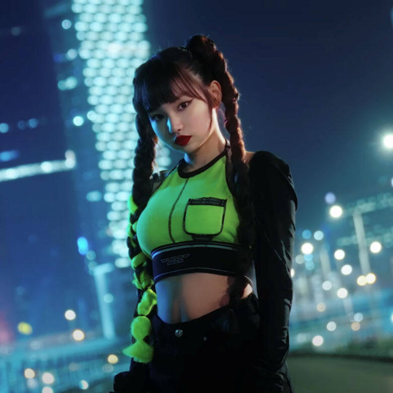 在COLLAR首支單曲《Call My Name!》的MV中,阿Day身穿中國設計師品牌Windowsen的螢光綠色緊 在COLLAR首支單曲《Call My Name!》的MV中,阿Day身穿中國設計師品牌Windowsen的螢光綠色緊