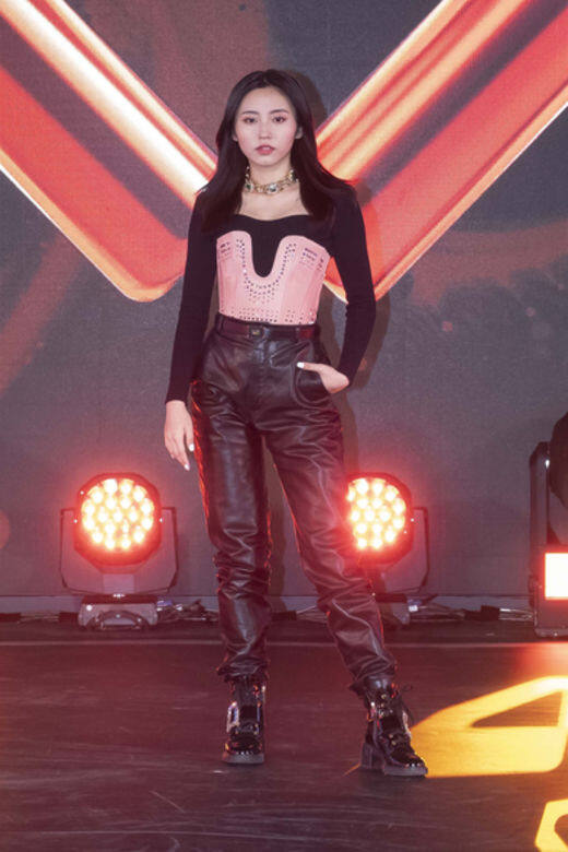 COLLAR出道發佈會中，全員穿著了Gucci Aria系列亮相。Ivy的造型相對合身，粉紅色心