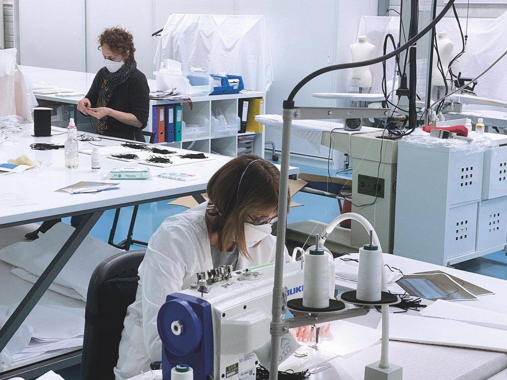 日前,Dior宣佈重新開放Baby Dior工廠生產口罩,員工可自願到工場幫忙,積極解 日前,Dior宣佈重新開放Baby Dior工廠生產口罩,員工可自願到工場幫忙,積極解