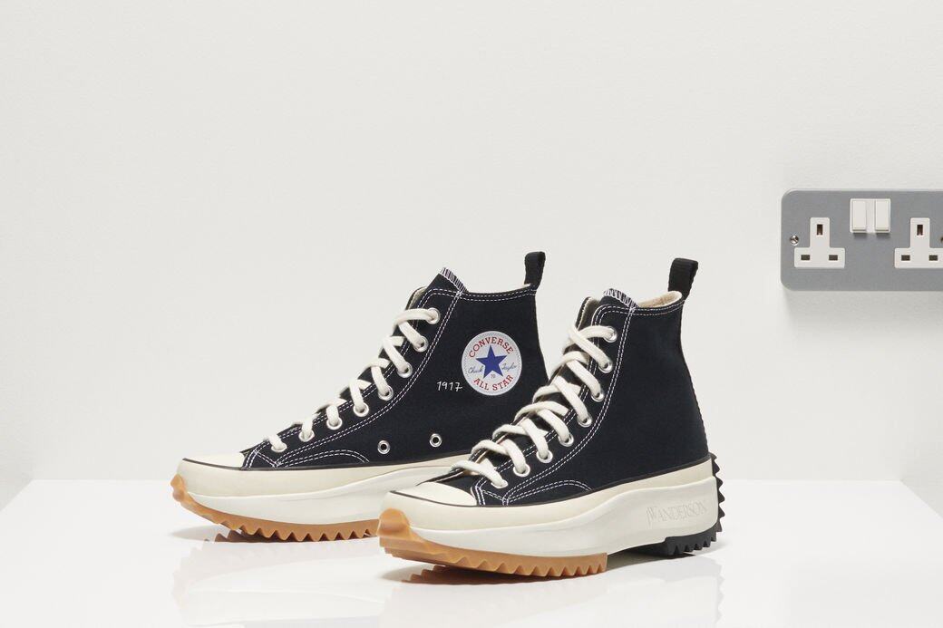 還記得2019早春系列，出現於JW Anderson品牌騷上的那對與Converse共創的鞋履嗎？曝光