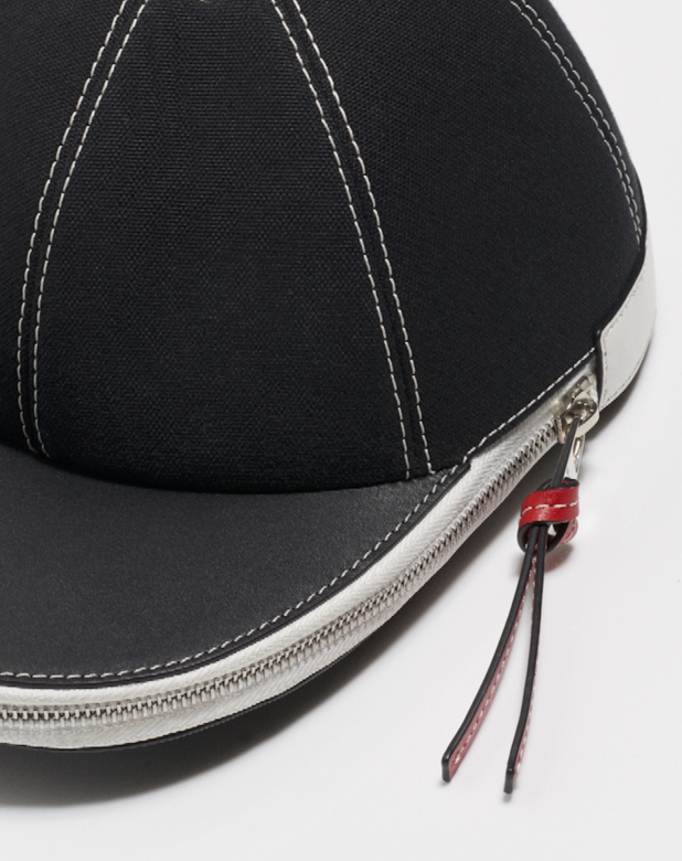 再從棒球比賽中取得靈感而設計出最新Cap Bag,無論物料或顏色,也湊巧與 再從棒球比賽中取得靈感而設計出最新Cap Bag,無論物料或顏色,也湊巧與