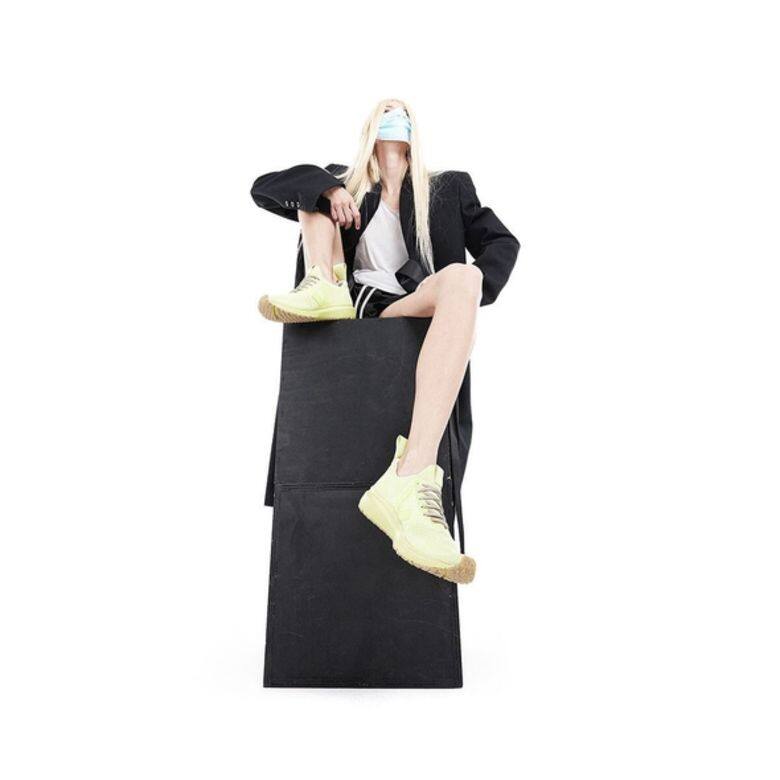 去年冬季品牌與另一個波鞋品牌Veja推出聯名系列,Rick Owens x Veja同樣是叫人 去年冬季品牌與另一個波鞋品牌Veja推出聯名系列,Rick Owens x Veja同樣是叫人