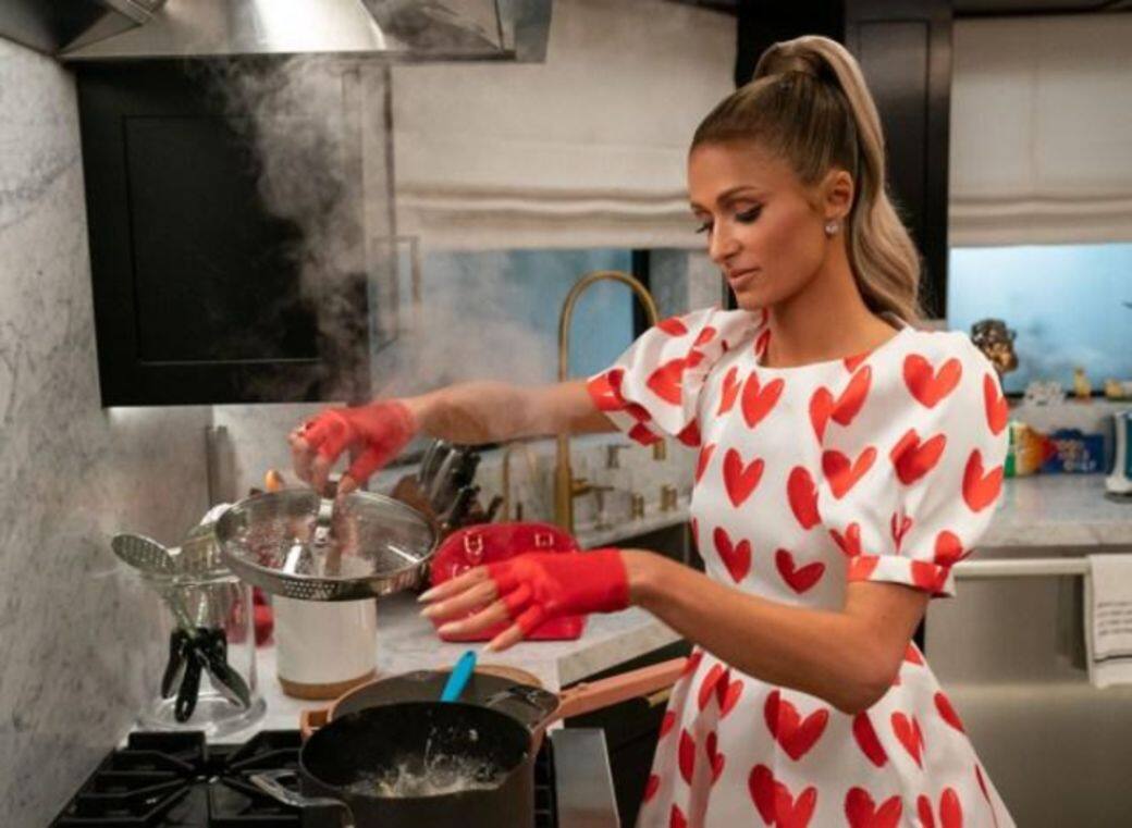 Paris Hilton穿起可愛的紅心圖案泡泡袖連身裙下廚，真的活像真人芭比呀，談到