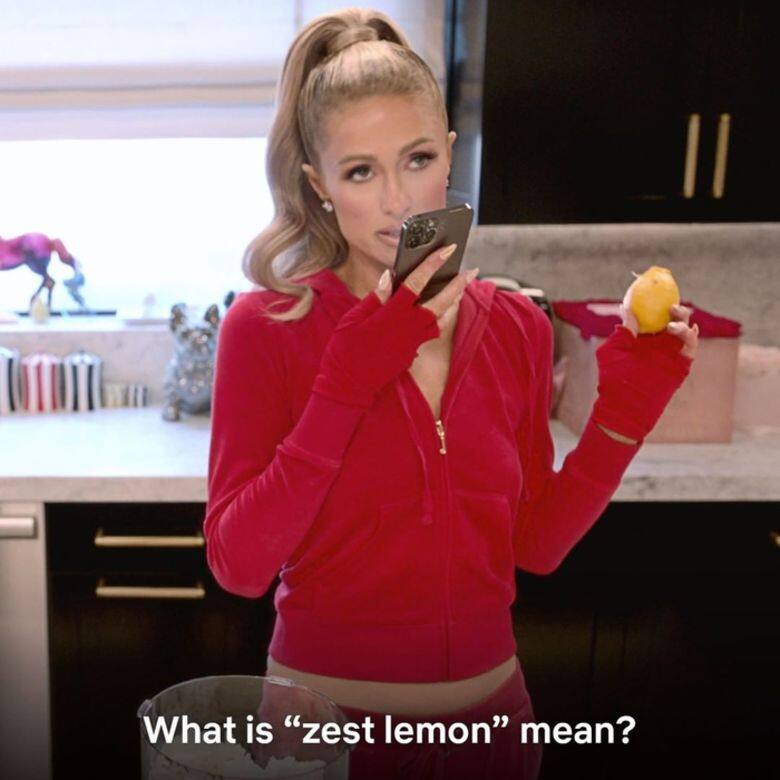 《Cooking with Paris》中Paris Hilton戴著各色各樣的手套煮飯，更創出「Sliving」是Paris Hilton結合「Slay」和「Living (your