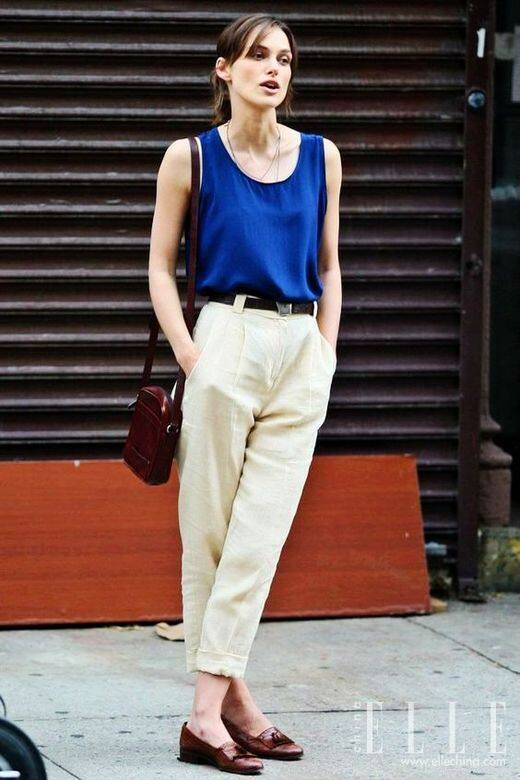 Keira Knightley一身的穿搭充滿英式風情，藍色絲質背心配搭杏色闊腳褲，配搭材質