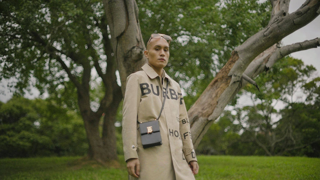YELLOW穿着Burberry中長款Kensington經典風衣及Horseferry印花風衣。 YELLOW穿着Burberry中長款Kensington經典風衣及Horseferry印花風衣。