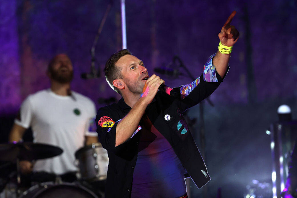 早前Chris Martin在主唱Coldplay的倫敦演唱會上，演唱與BTS合作的歌曲《My Universe》前，他指向