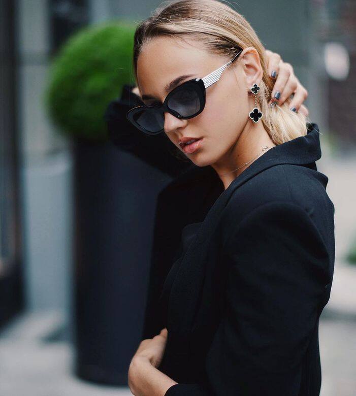 Daria Bilodid穿起小黑裙配搭Van Cleef & Arpels首飾,散發不一樣成熟美。 Daria Bilodid穿起小黑裙配搭Van Cleef & Arpels首飾,散發不一樣成熟美。