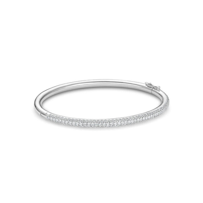 18K白金手環飾有三圈精心鑲嵌的密釘鑲鑽鑽石，弧形造型從多角度折